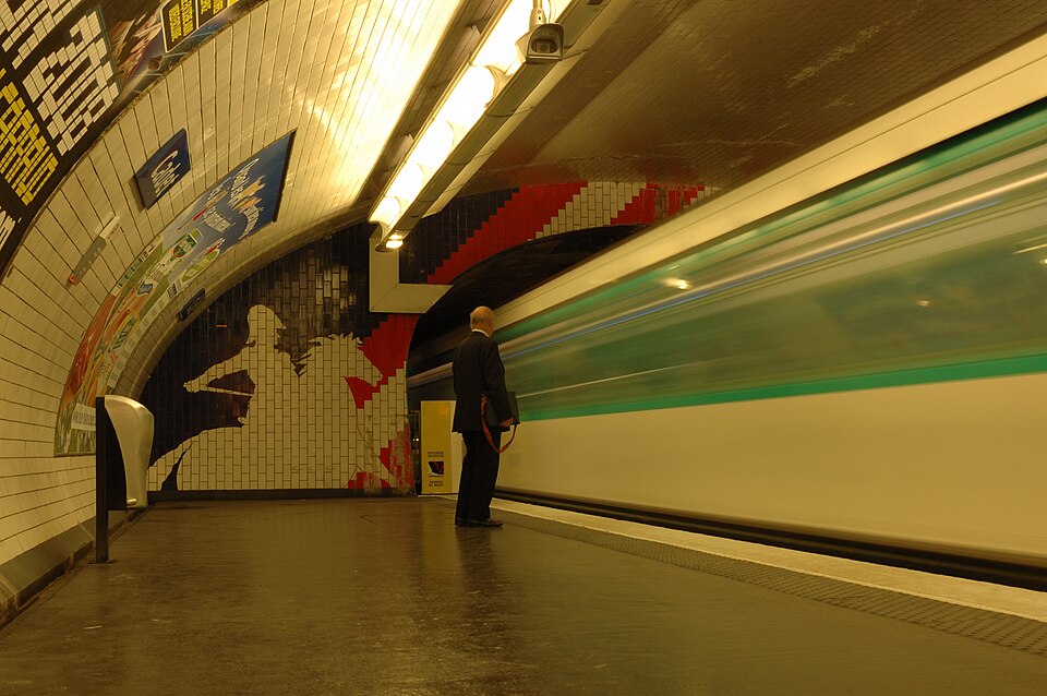 A Métro train pulling into Cadet station on line 7
